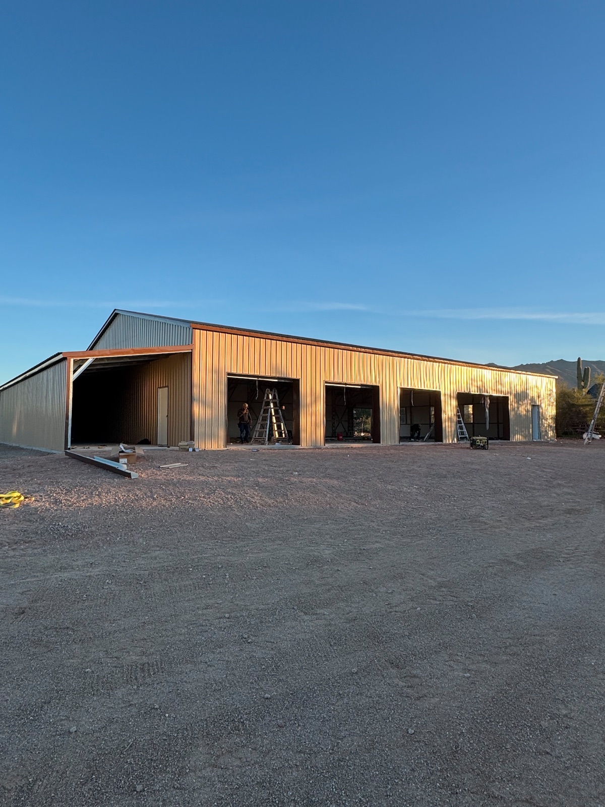 50×80×10 building with lean-to