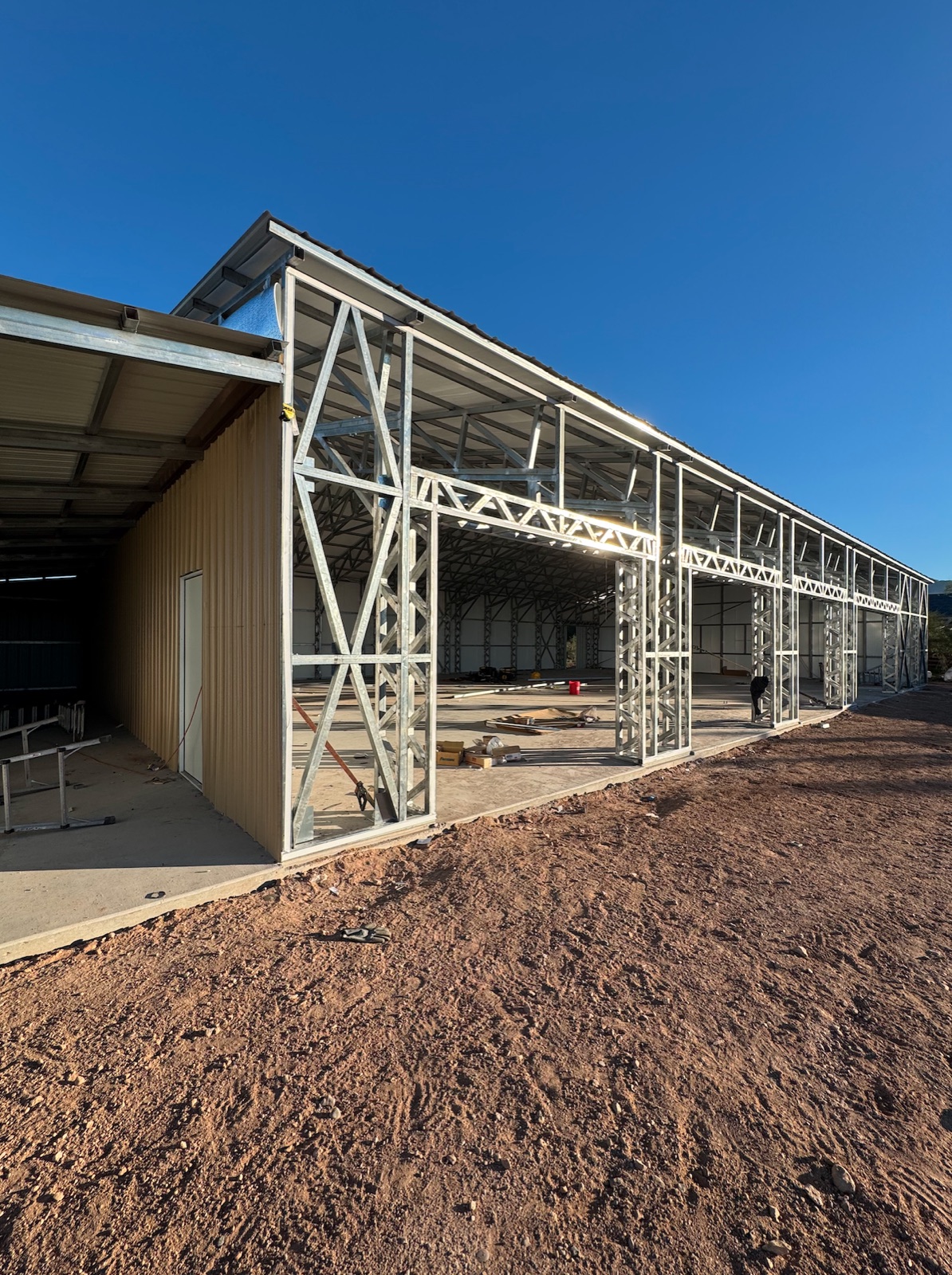 50×80×10 building with lean-to
